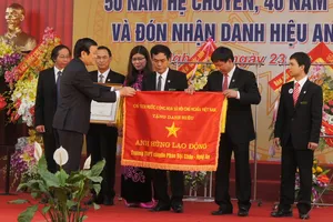 Trường THPT chuyên Phan Bội Châu đón nhận danh hiệu Anh hùng lao động